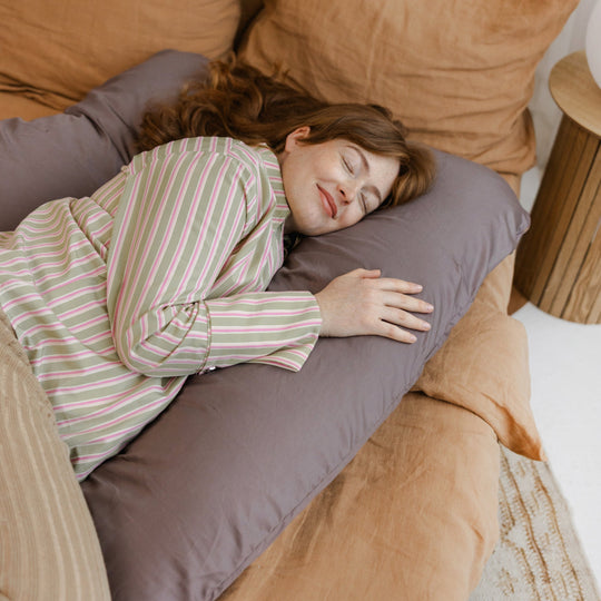 U-Shaped Comfort Pillow with Natural Sateen Cotton Cover in Cacao