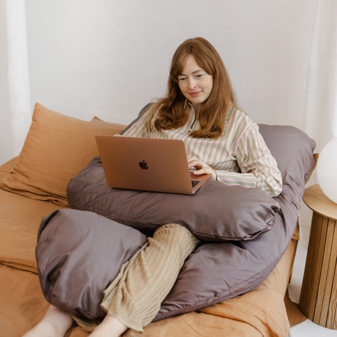 U-Shaped Comfort Pillow with Natural Sateen Cotton Cover in Cacao