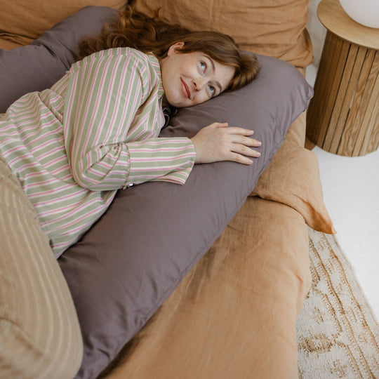 U-Shaped Comfort Pillow with Natural Sateen Cotton Cover in Cacao